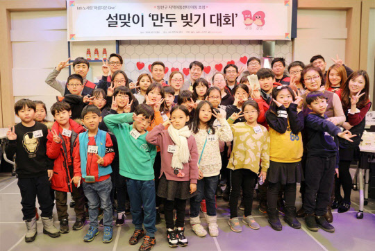 KTH는 지난 13일 서울 목동 K쇼핑 미디어센터에서 자사 노동조합, KT그룹 희망나눔재단과 함께 지역아동센터 학생들을 대상으로 '아름다운 기브(Give)' 행사를 진행했다. 이날 행사에서 KTH 임직원들과 지역아동센터 학생들이 기념촬영을 하고 있다. <KTH 제공>